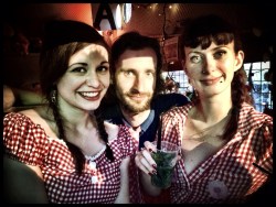 Nicolas en zijn assistentes zijn de meest aaibare wezens van de Vlasmarkt. Probeer nu maar eens om géén boterham met 'uufflakke' te bestellen.