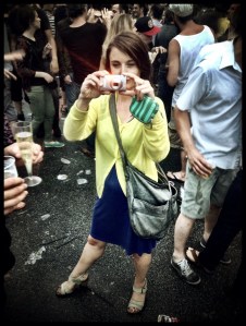 Antireporter Veerle doet alsof ze een foto neemt, maar eigenlijk staat ze schaamteloos te poseren.