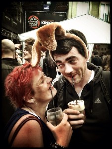 Met genegenheid en wederzijds respect kijken twee feestvierders elkaar in de ogen. Uiterlijkheden zijn hier van geen tel.