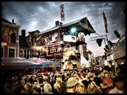 De dj-toren is een schip in een zee van mensen. De baren zijn woelig, maar de kapitein is ervaren.