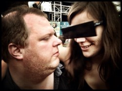 Wanneer alles verdoemd lijkt en een zuiver leven verder weg dan ooit, redt een stralende glimlach de dag.