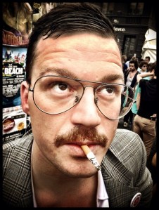 Onvoorstelbaar dat achter deze gladgeschoren karakterkop ooit een langharige hippie zat.