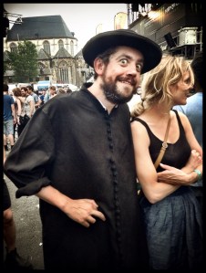 Pater Damiaan is onchristelijke dingen van plan met de ene, gemene vinger die hem nog rest.