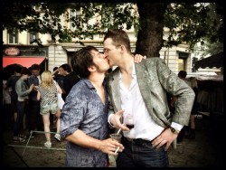 Guus en Edmond draaien elkaar binnen terwijl de grote massa zedig de andere kant opkijkt. Er zijn grenzen aan wat je wilt zien.