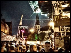 In welke andere discotheek dan de Vlasmarkt vind je een middeleeuwse kerk onder de discobal?