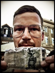 Een nagemaakt briefje van vijf euro ziet er al even beduimeld uit als Edmond Cocquyt Jr.