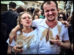 Twee feestvierders hebben speciaal witte T-shirts aangetrokken opdat de Irish coffee kunstige tekeningen kan maken.
