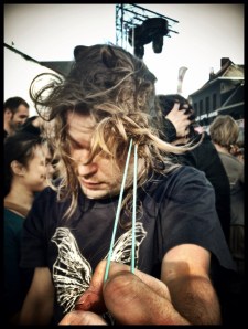 Ter plekke vindt James een nieuwe vorm van headbangen uit. De elastiek zorgt voor een terugbotseffect.