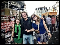 Jazzcat Vos gidst de mooiste dames van de Vlasmarkt naar de uitgang. 'Laten we deze pechstrook verlaten.'