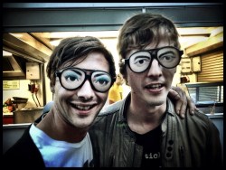 Met de juiste bril kunnen bekende rocksterren volkomen incognito over de Vlasmarkt dwalen.