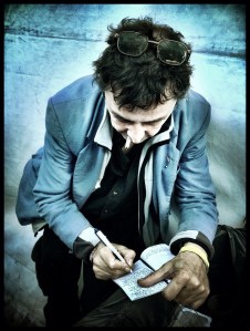 De post-apocriefe dichter René krast zijn weerbarstig proza in een beduimeld notitieboekje.