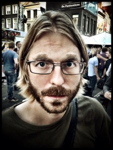 Peter staart indringend naar de lens. Zijn blik priemt tot diep in andermans ziel.