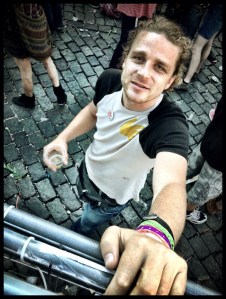 Adrien Cocquyt heeft zich vermomd als Sfeerbeheerder, zodat hij aan alle controle ontsnapt.