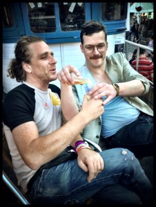 Als een goede grote broer deelt Edmond zijn bier met Adrien Cocquyt. Op de Vlasmarkt komen zij nader tot elkaar.