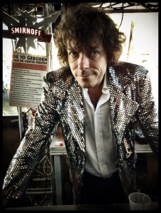 Het glitterpakje van Joris Claes kan niet verhullen dat hier een gedisciplineerd man staat.