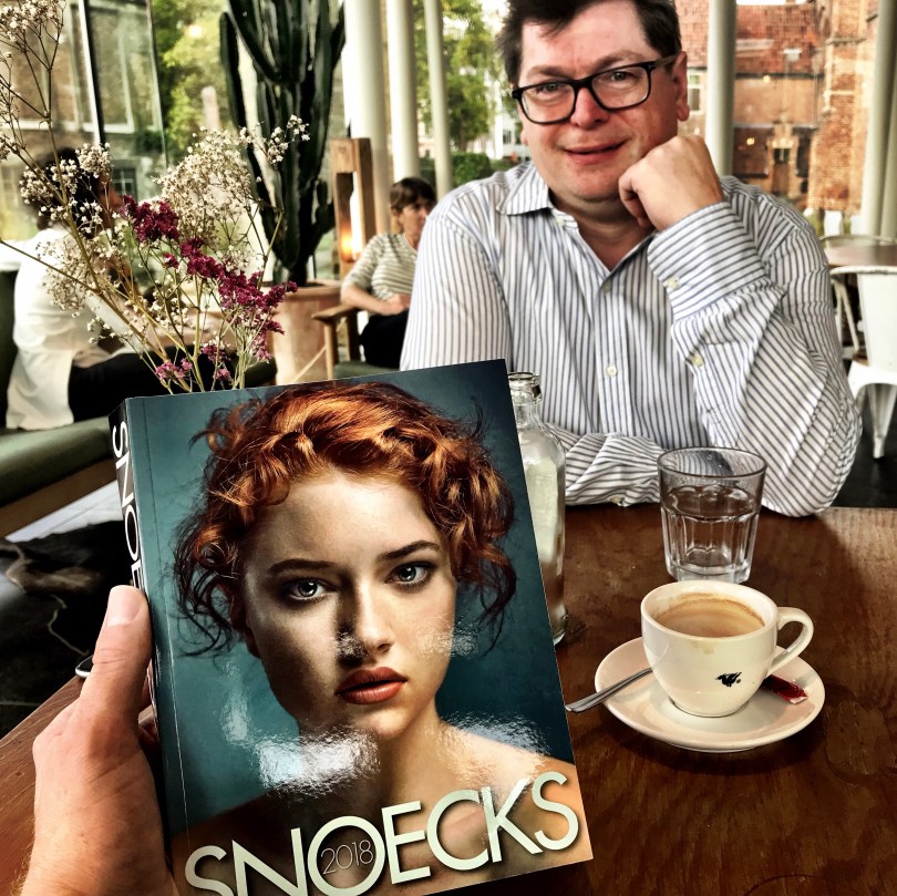 Geert Stadeus glundert bij de nieuwe Snoecks.