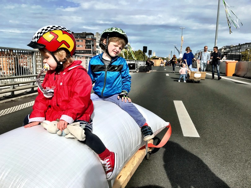 Mara (2) en Maurice (4) autoloos op de fly-over. De uitzondering mag vaker regel worden.